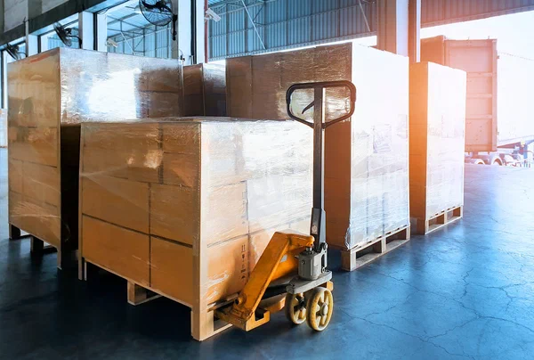 Pallet arrangement for truck transportation Pallet arrangement for truck transportation