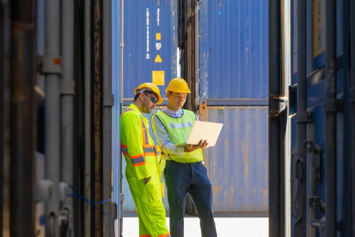 The Difference Between Consignor and Consignee in Freight Shipping