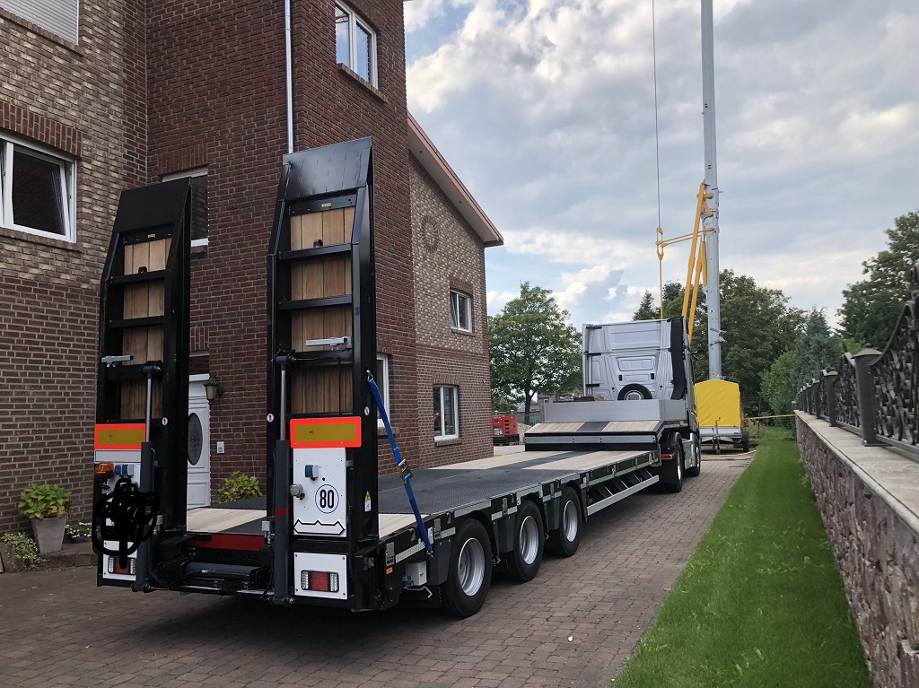 Types of lowboy trailers