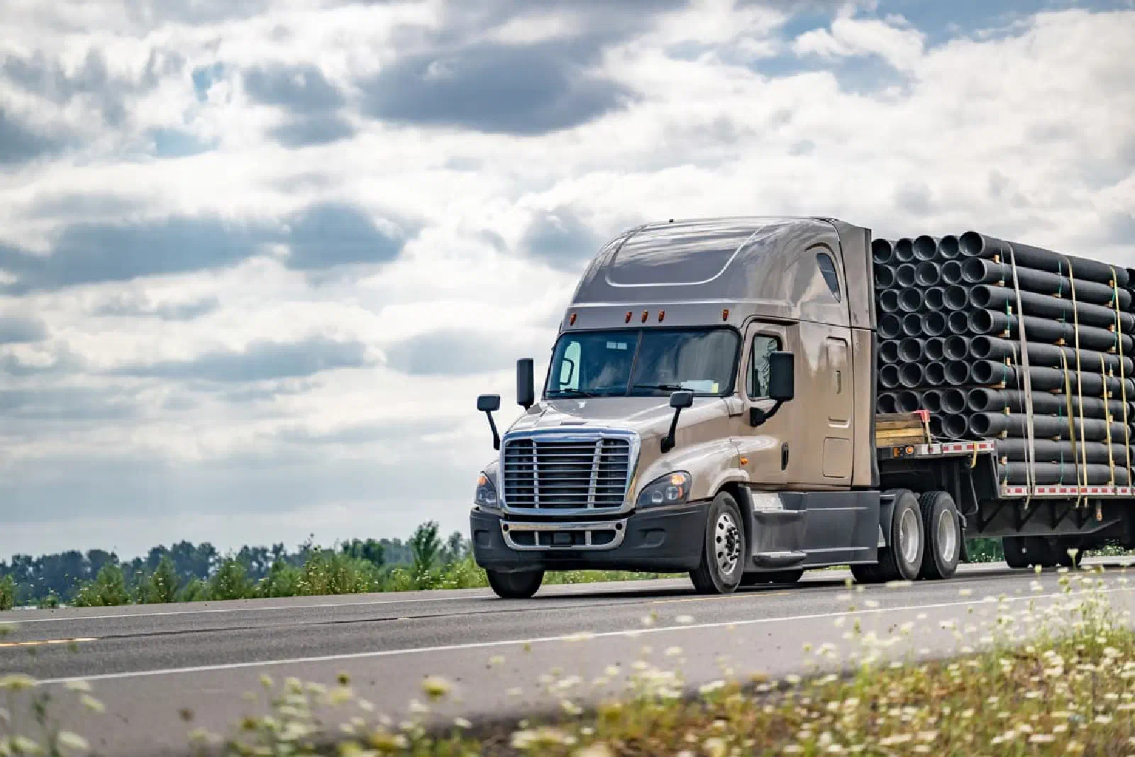 What Is a Step Deck Trailer? Step Deck vs Flatbed Guide What Is a Step Deck Trailer? Step Deck vs Flatbed Guide
