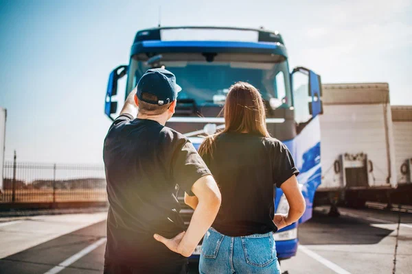 Loading capacity differences between straight trucks and tractor trailers Loading capacity differences between straight trucks and tractor trailers