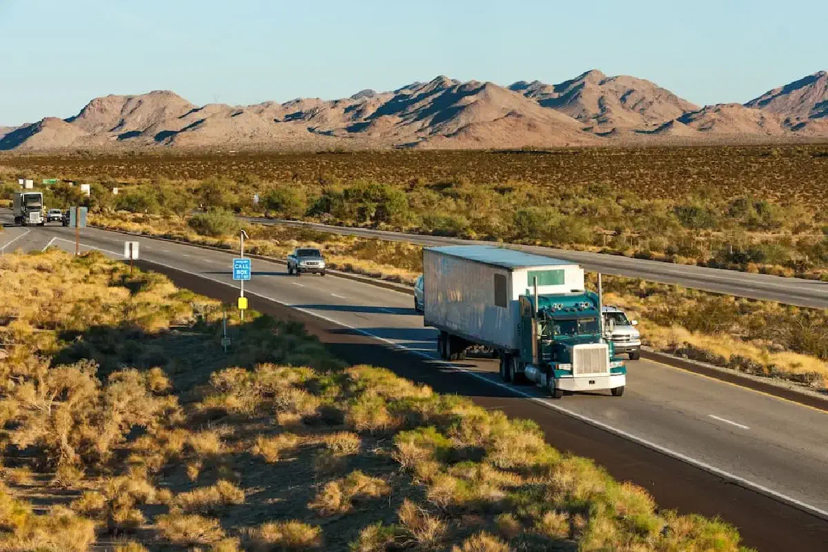 Straight Trucks vs. Tractor Trailers: What's the Difference?