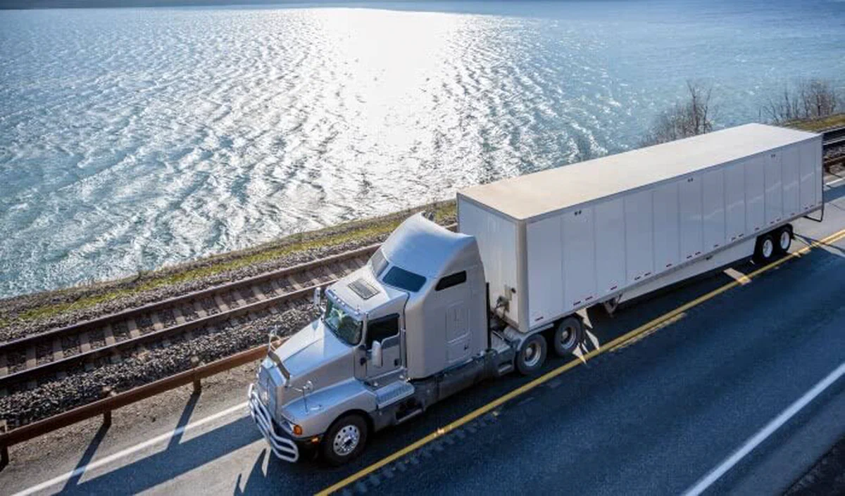 Drayage solutions Intermodal freight moving across sea and rail.
